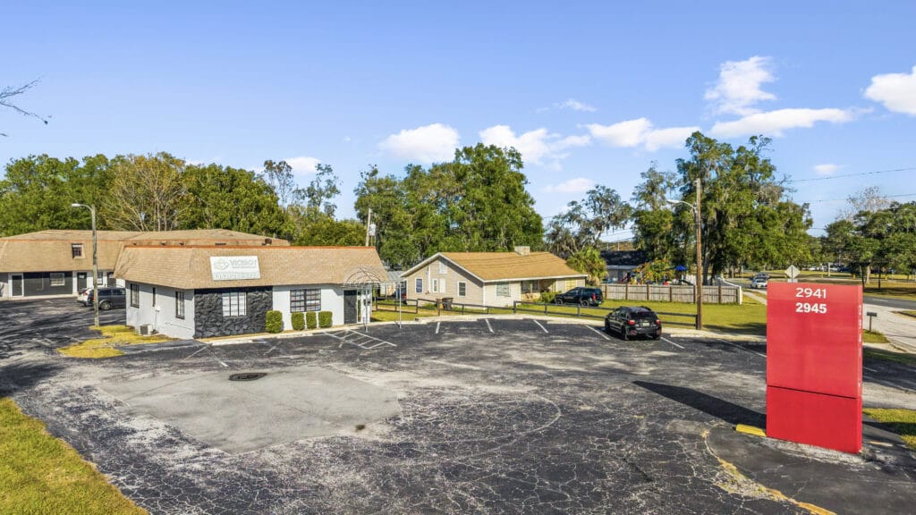 A spacious living area featuring large windows, bright natural light, and modern furnishings in Ocala, FL.
