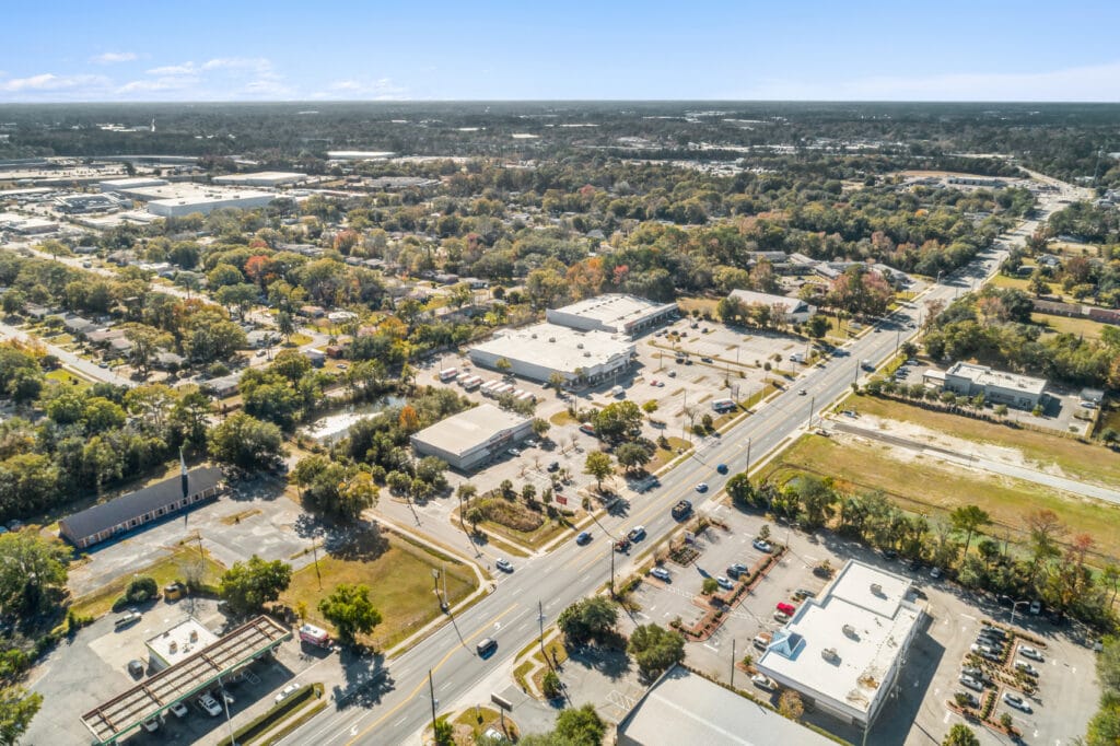 Exterior view of 40058 3118 Edgewood Ave W in Jacksonville, showcasing the building's architecture and surroundings.