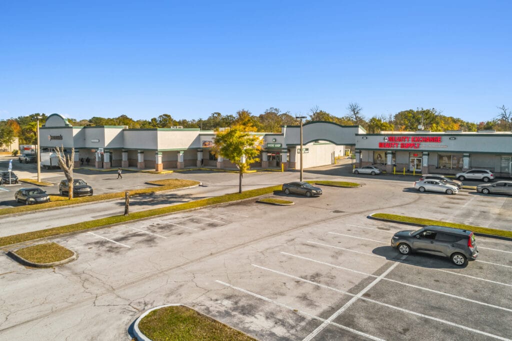 Exterior view of 40058 3118 Edgewood Ave W in Jacksonville, showcasing the building's architecture and surrounding landscapin