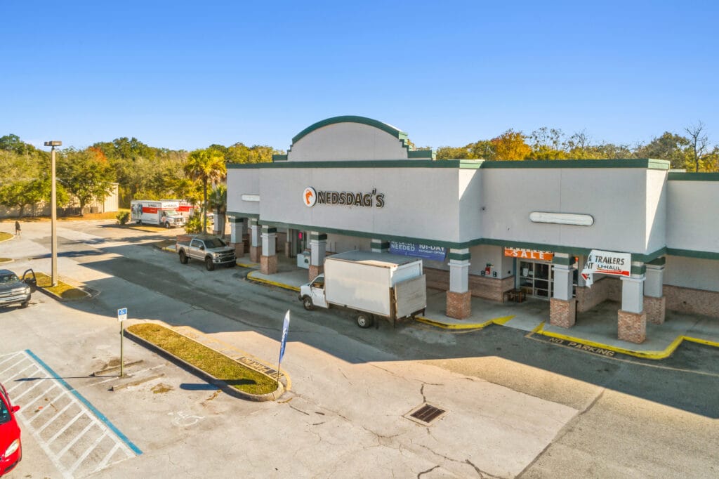 Exterior view of 40058 3118 Edgewood Ave W in Jacksonville FL, showcasing the building and surrounding landscape.