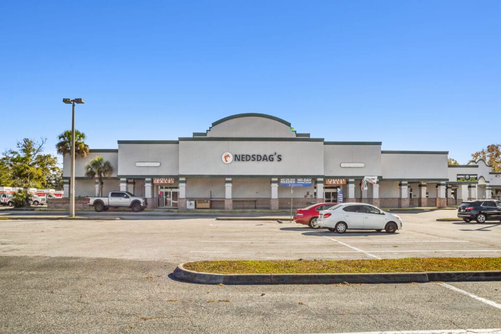 Exterior view of 40058 3118 Edgewood Ave W in Jacksonville, showcasing the building's architecture and landscaping.