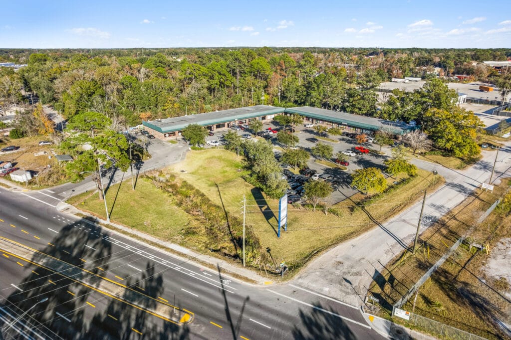 Exterior view of 40060 Edgewood Ave N, Jacksonville, showcasing its modern architecture and surrounding landscape.