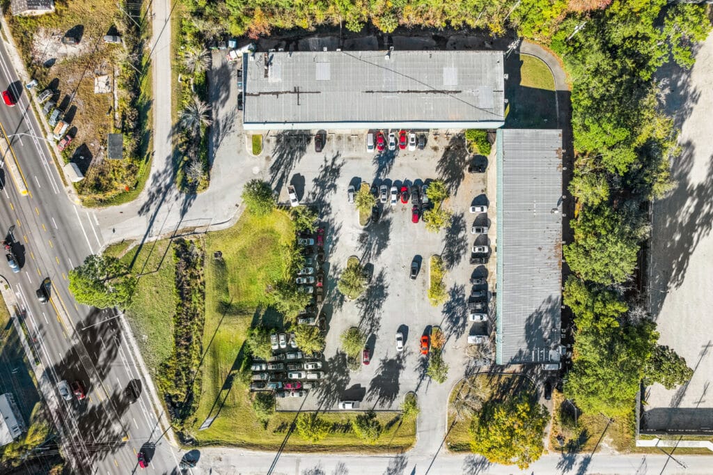 Exterior view of 40060 2851 Edgewood Ave N in Jacksonville, showcasing its modern architecture and surrounding landscape.