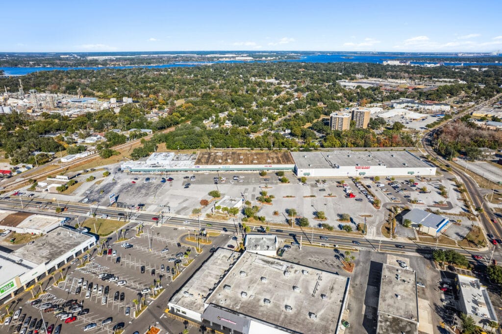 Exterior view of Norwood Plaza Flea Market in Jacksonville, showcasing the building and surrounding area.