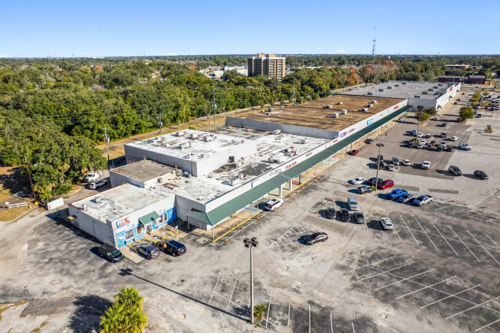 Exterior view of Norwood Plaza Flea Market in Jacksonville, showcasing the building and surrounding area.