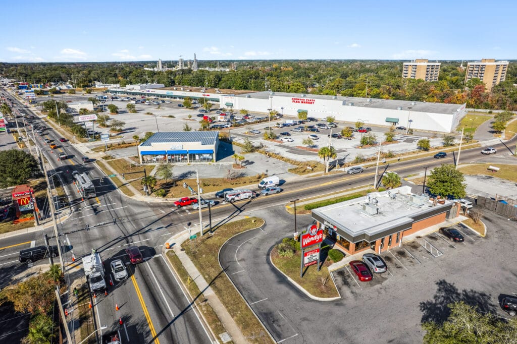 Exterior view of the Norwood Plaza Flea Market in Jacksonville, showcasing the building and surrounding area.