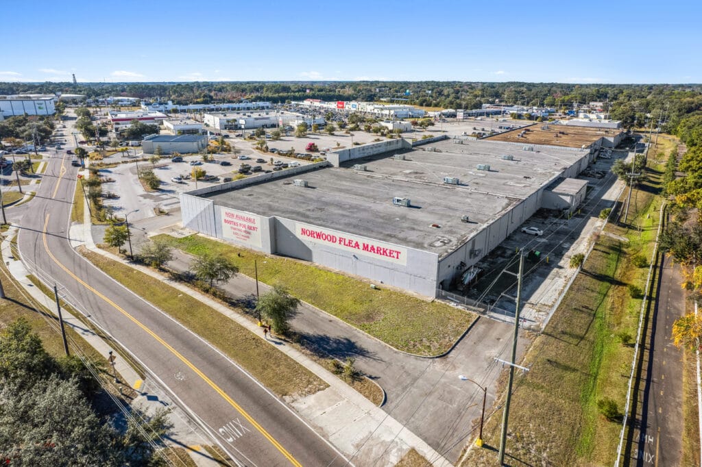 Exterior view of Norwood Plaza Flea Market in Jacksonville, showcasing the building and surrounding area.