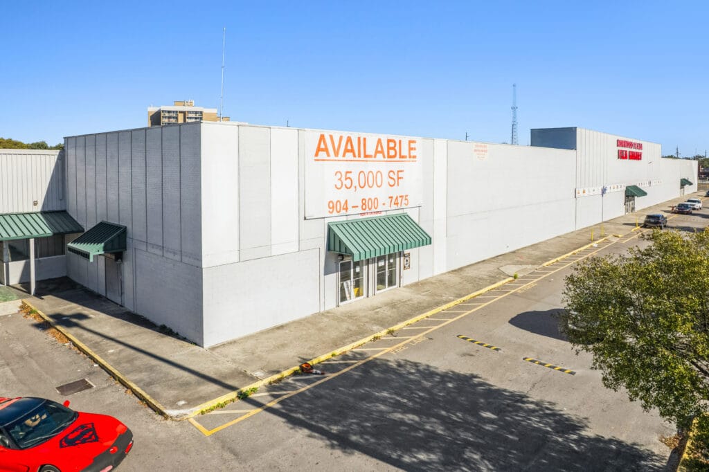 Exterior view of Norwood Plaza Flea Market in Jacksonville, showcasing the building and surrounding area.