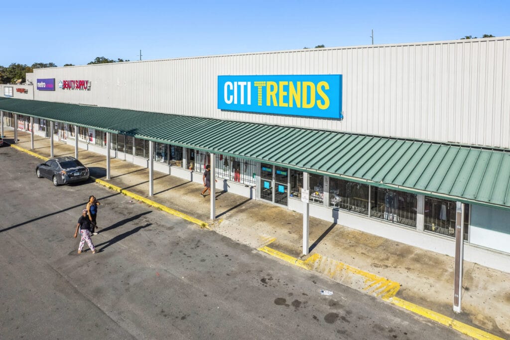 Exterior view of Norwood Plaza Flea Market in Jacksonville, showcasing the building and surrounding area.