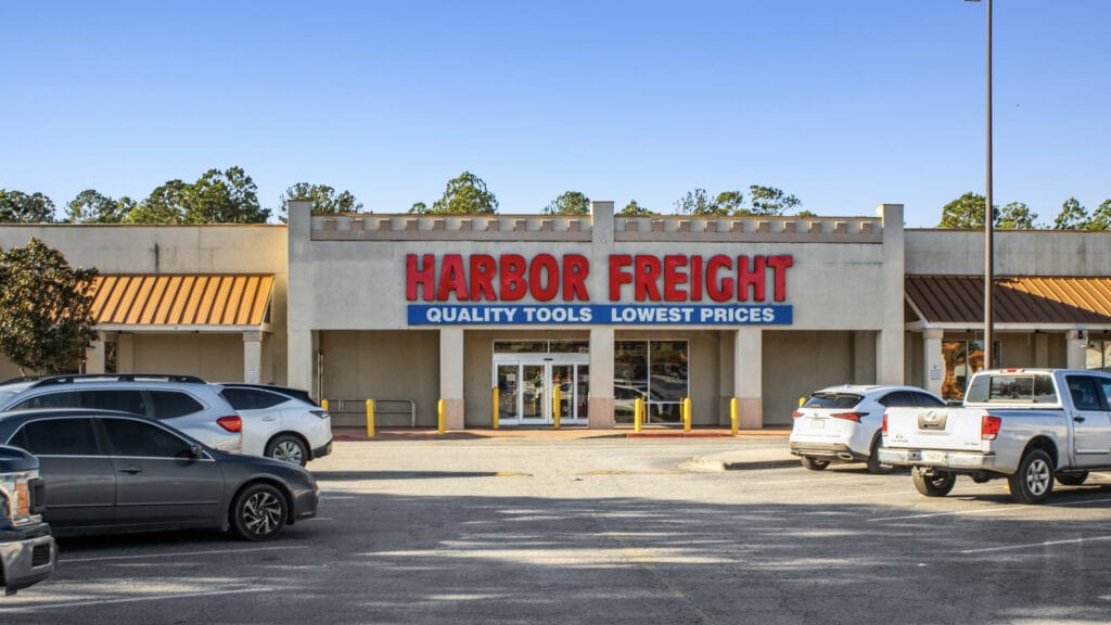 Exterior view of 229 W General Screven Way in Hinesville, GA, showcasing the building's architecture and surroundings.
